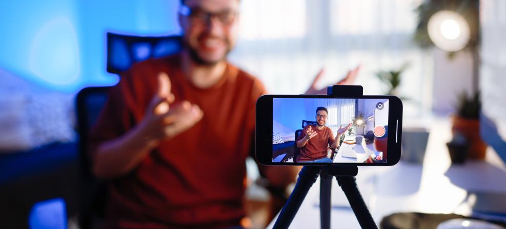 Un créateur de contenu vidéo en train de se filmer avec son téléphone