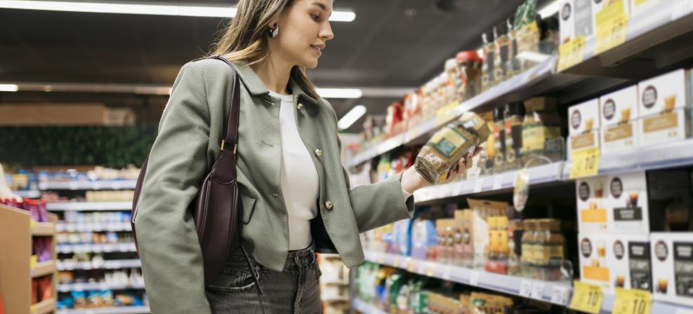 femme dans un rayon de supermarché