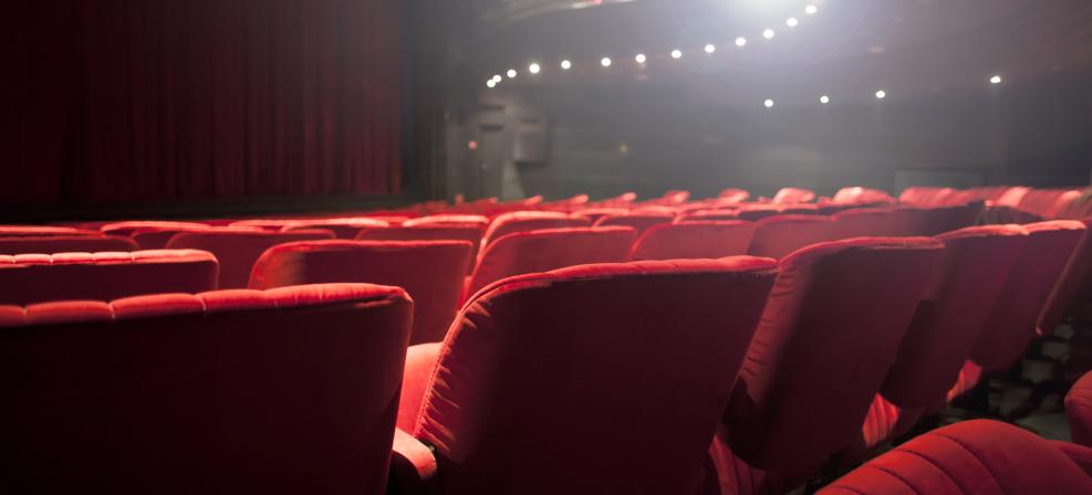 photo de sièges dans une salle de spectacle