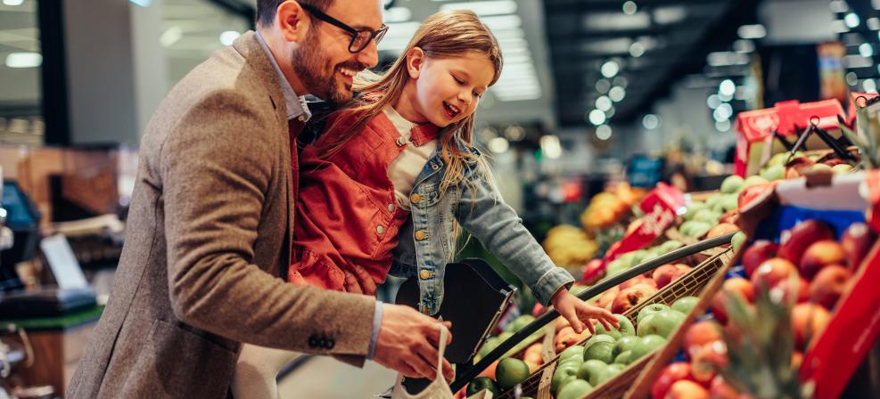 famille au supermarché