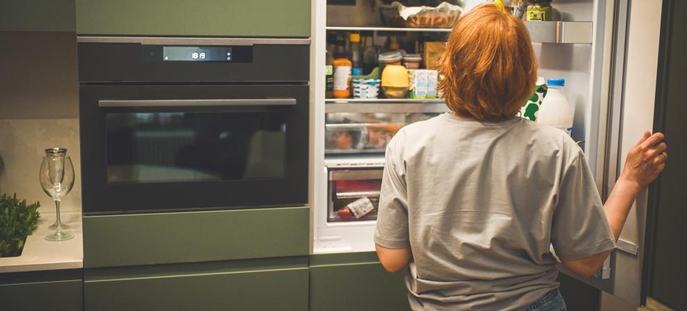 Femme choisissant de la nourriture dans le réfrigérateur