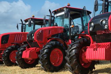 Tracteurs alignés dans un champs