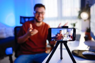 Un créateur de contenu vidéo en train de se filmer avec son téléphone