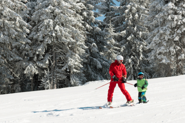 Moniteur de ski sur une piste avec un enfant
