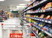 caddie dans un rayon de supermarché