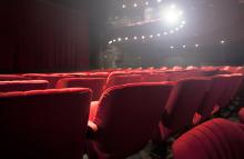 photo de sièges dans une salle de spectacle
