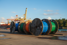 Photo de cables électriques sur un port des DROM