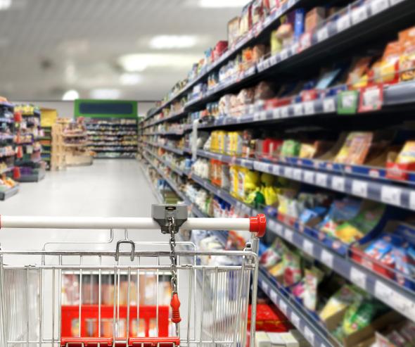 caddie devant un rayon de supermarché