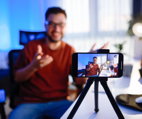 Un créateur de contenu vidéo en train de se filmer avec son téléphone mobile