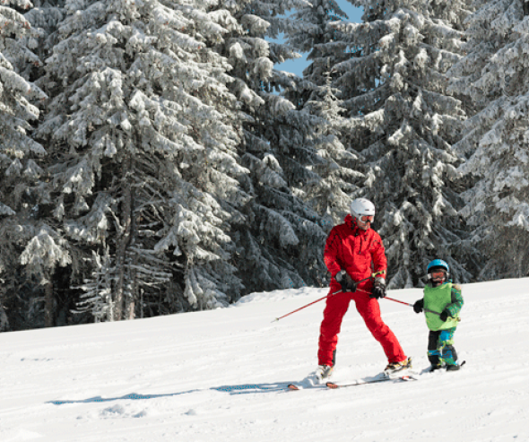 Moniteur de ski sur une piste avec un enfant