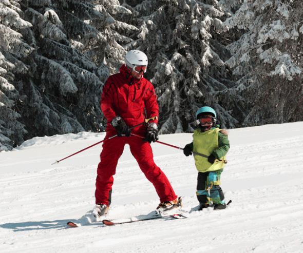 Moniteur de ski sur une piste avec un enfant